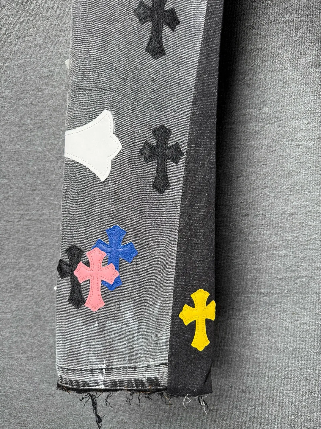 P340 💰 (Top version) Chrome hearts co-branded washed jeans with blue, yellow, black, white and multi-color stitching. Really restores the ultimate vintage texture. Three-dimensional version. Loose and comfortable, not picky about the figure. Makes you look taller and slimmer. Factory-made. Original quality control. Same style for men and women. Can be matched with couples. Versatile recommendation. Must-have jeans for all seasons. Fashionistas have been disappointed. From the quality selection of fabrics, the tailoring of details, and the matching of patterns, they are all impeccable! The upper body is so handsome when worn...it can be easily worn by men, women and children! The craftsmanship is made of heavy-duty washed pure cotton denim fabric. After washing, it is soft and thick. It is very stylish when worn on the body. Color: black Size: 28-30-32-34-36 (corresponding to S-M-L-XL-XXL)